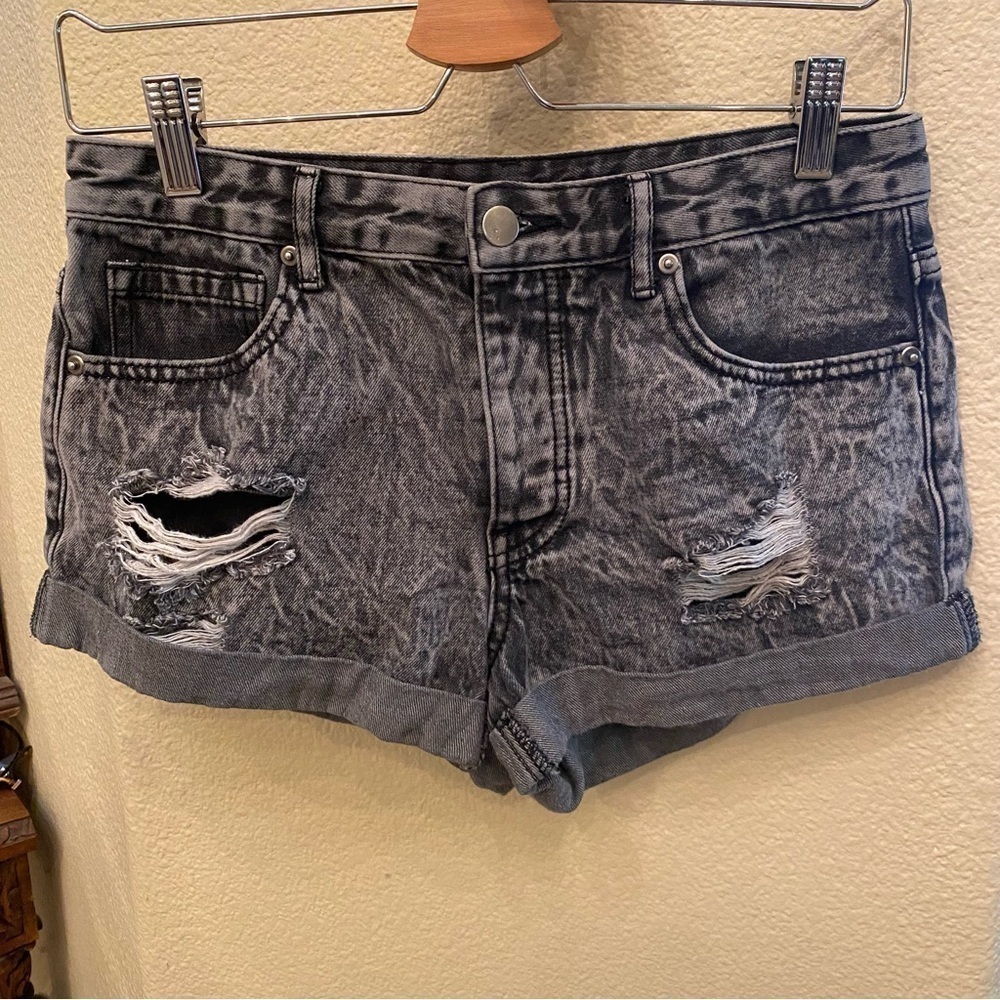 FOREVER 21 Women Gray Acid Wash Ripped Roll Up Jean Shorts Size 27